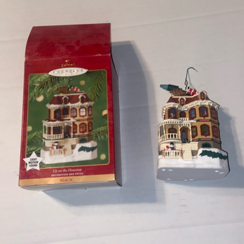 Vintage 2001 Up on the Housetop Magic Hallmark Keepsake Ornament